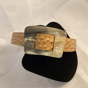 Belt with an horn buckle